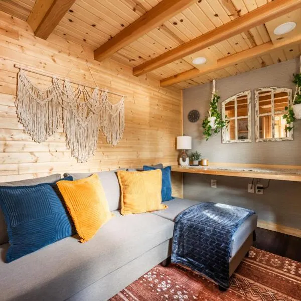 Luxury Glamping Tiny Haven, Firepit & Grill, hotell sihtkohas Woodland Park