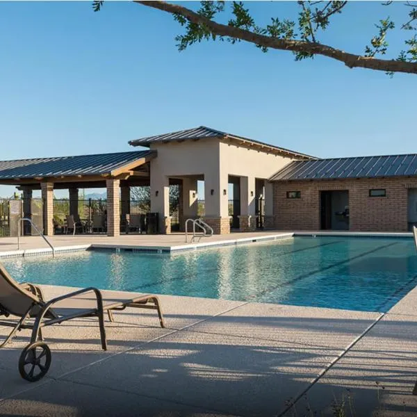 Spacious 3BR Tucson Home - Pool, Playground, Level 2 EV Chg, AC, готель у місті Тусон