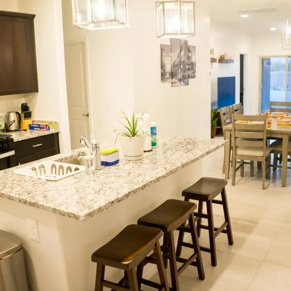 Spacious 3BR Home - Pool, Playground, EV Station L2, Near Freeway, Free Parking, hotel a Tucson