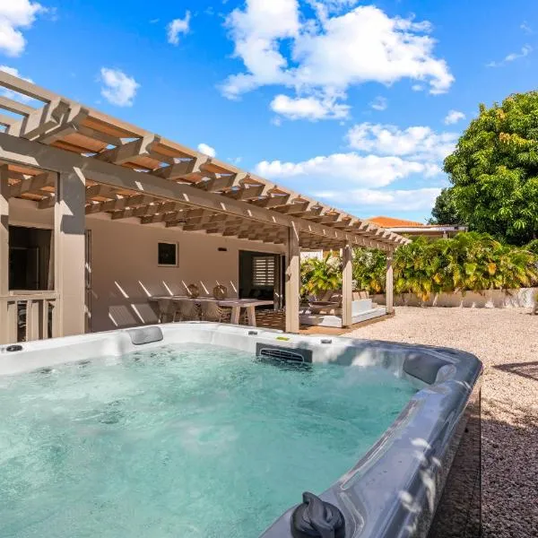 Villa Noni Curaçao met jacuzzi, hotel in Jan Thiel