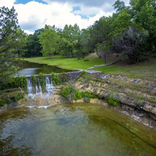 Falls Log Home, hotel in Wimberley