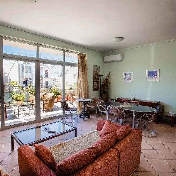 The Spacious Balcony Apartment - Just 2 Metro Stops to Acropolis, hotel u Atini