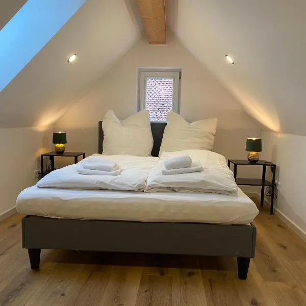 Dach-Apartment am Schloss - Claycation, хотел в Марктбрайт