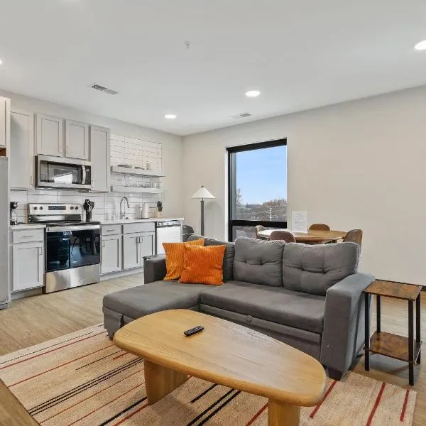 CozySuites Mass w parking lounge & roof deck #26, hotel in Indianapolis