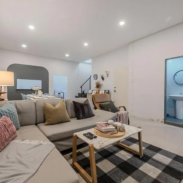 Spacious Haven Chatuchak Market 5BR 10 Sleeps RB1, hotel in Ban Song Krathiam