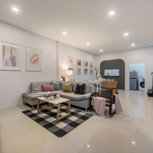 Roombix City House - Cozy House Near Chatuchak For 10-RB1, hotel v destinaci Ban Zong Katiam
