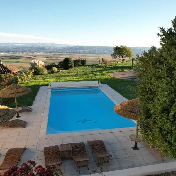 Domaine des Étoiles - Gîtes: Gillonnay şehrinde bir otel