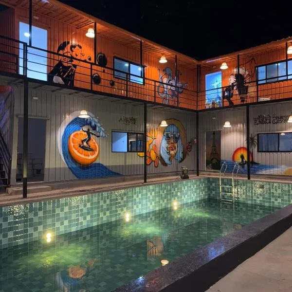 Half Orangee with Free Swimming Pool, Next to Vagator Beach-Near to Chapora Fort-Near to Hill Top -Best for Couples-Backpackers, Long stays, Coworking, Day-use with Game zone and summer vacation!!, hotel v destinaci Vagator