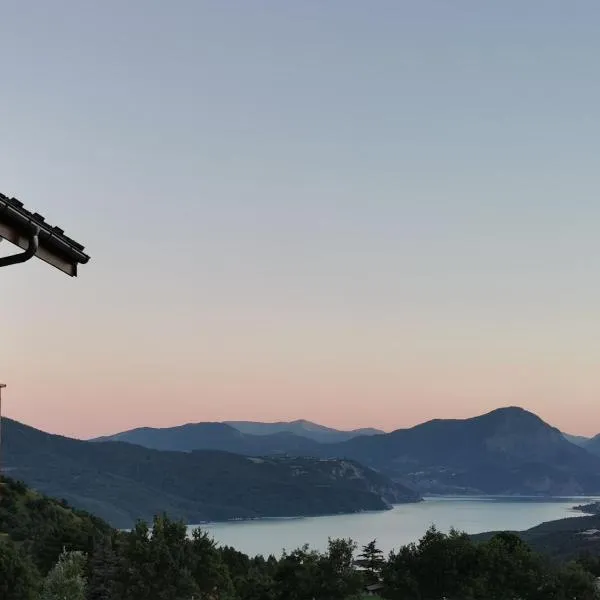 T2 vue lac serre ponçon piscine & tennis, hotelli kohteessa Prunières
