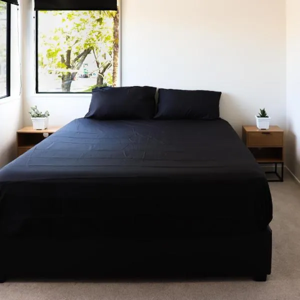 Luxe Modern Large Bedroom with Shared Kitchen and Amenities, hotel in Auckland