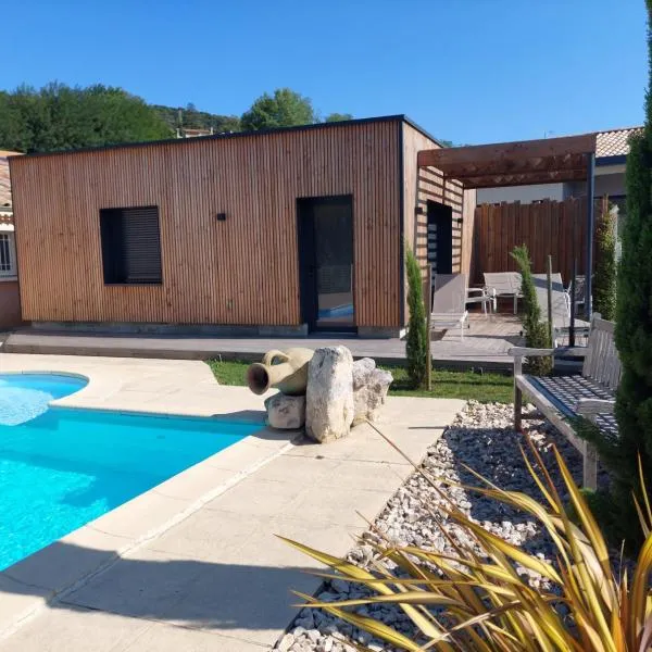 Terre de Crussol - Gite 3 étoiles en Ardèche, avec piscine et clim, 2-4 personnes: Saint-Péray şehrinde bir otel