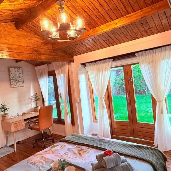 Blissful Wooden Haven - complete place is yours 5 min drive or train from parramatta, hotel in Wentworthville