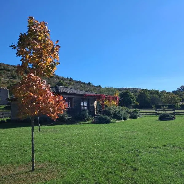 PETITE MAISON EN BOIS, hotel v destinaci Rogues