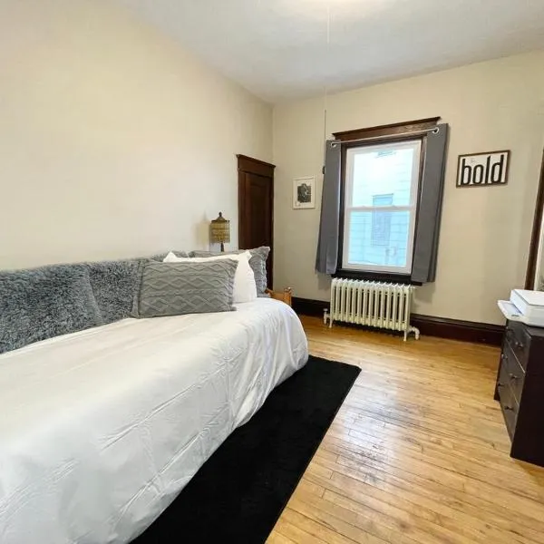 Charming Centrally Located Duplex with Parking, ξενοδοχείο στη Μινεάπολη