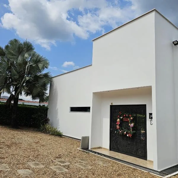 Girardot Casa estilo mediterraneo con piscina privada, khách sạn ở Girardot