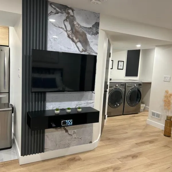 Luxurious modern basement apartment, hotel v destinaci Pickering