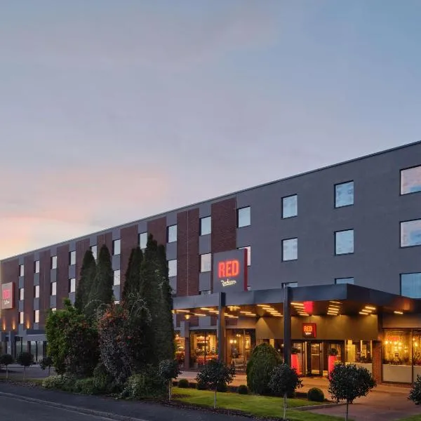 Radisson RED London Gatwick Airport、クローリーのホテル