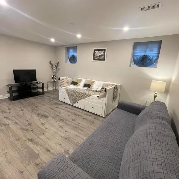 CozyHaven A private entrance, comfy basement apartment in Mississauga with free parking Conveniently located with easy access to the airport downtown Toronto major malls and highways for a seamless stay, hotel in Mississauga
