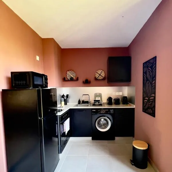 Studio avec jardin & piscine - vue forêt, hotel a Rémiré