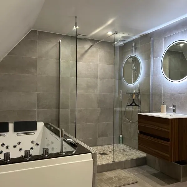 Charming Apartment with JACUZZI Centre Strasbourg Gare, hotel ve Štrasburku