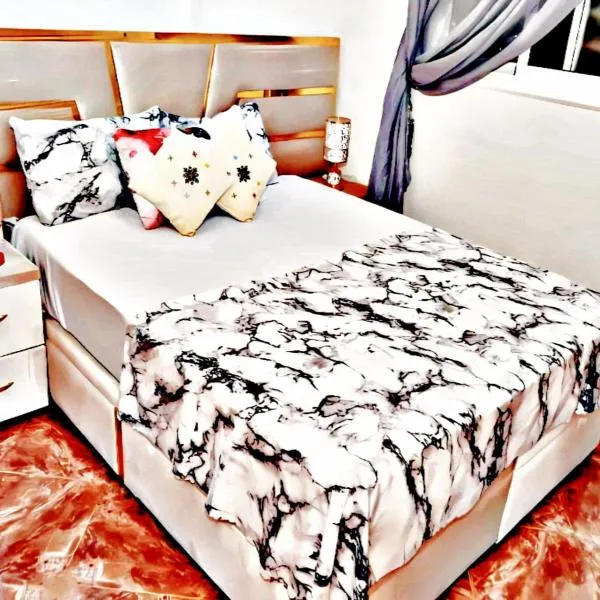 Luxury 3-bedroom apartments 5-min to the Airport, hotel v destinaci Fès