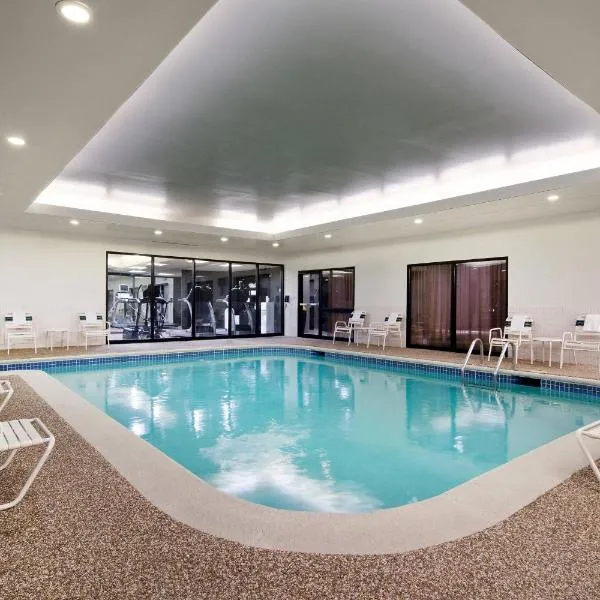 Courtyard St. Louis Airport/Earth City، فندق في بريدجتون