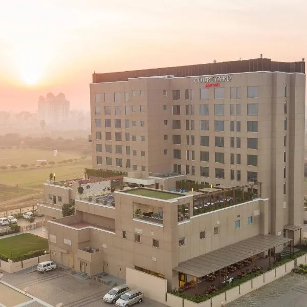 Courtyard by Marriott Surat، فندق في سورات