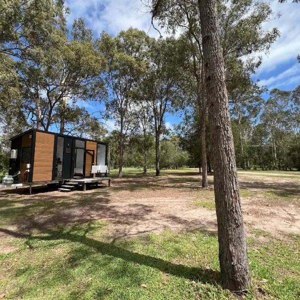 Sandy Strait Shack by Tiny Away, hotel v destinaci Urangan