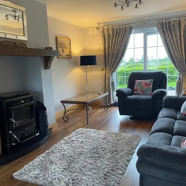 4Bedroom House-Letterkenny-PrivateGarden-Sleeps 7, hotel in Letterkenny