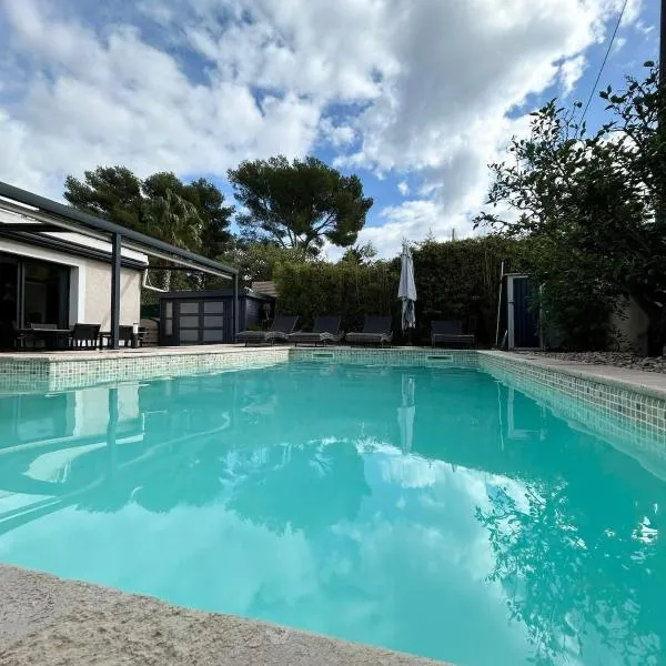 Charmante villa au brusc avec piscine à 10min à pied de la mer, hotel in Six-Fours-les-Plages