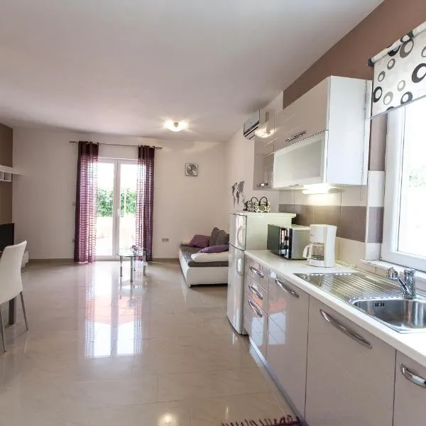The Golden Island apartments, מלון בקרק