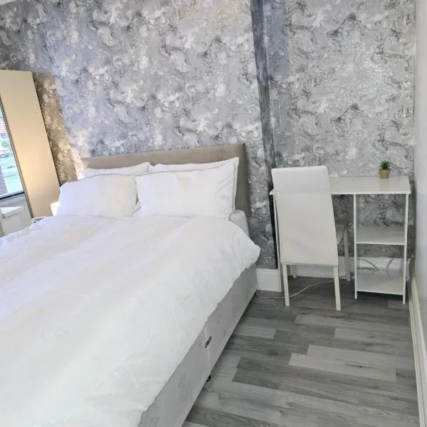Hollinwood Immaculate Home, hotel in Moston