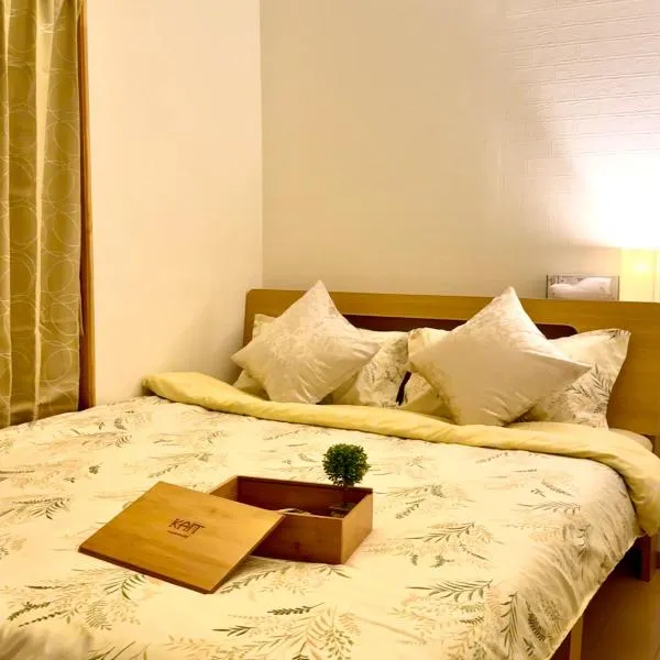 晶 距离车站步行5分钟 关西机场难波心斋桥直达 5 bedroom最多可住13人 超大客厅大电视有Netflix, hotel in Osaka