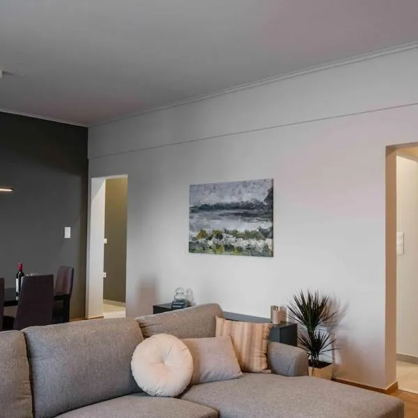 Spacious seaside flat at alimos, ξενοδοχείο στην Αθήνα