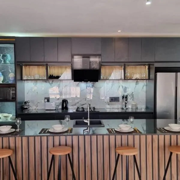 Luxury Fairland Fully Serviced Cottages, hotel in Johannesburg