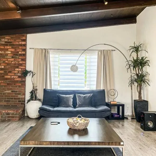 Bright 2-BR Home Near LAX with Shared Yard - SH2-LAD
