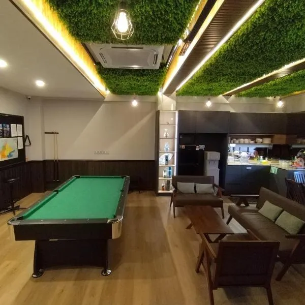 Concrete Jungle Cabin, Hotel in Kota Kinabalu