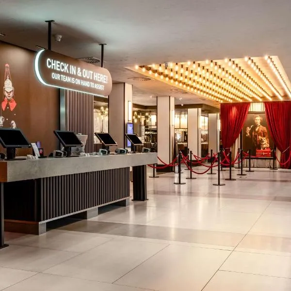 Radisson RED London Heathrow, hotel en Harmondsworth