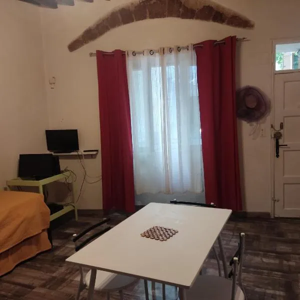 Studio centre ancien, hotel v destinácii Forcalquier