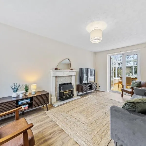 Base10Stays, 1A Leicester, 4-Bedroom, Sleeps 9, M1&M69, Free Parking and Garden, Contractors and Long Stays, hotel in Leicester