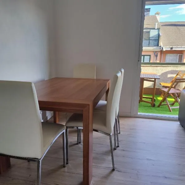 Ático espacioso en zona céntrica, hotel in Sarria