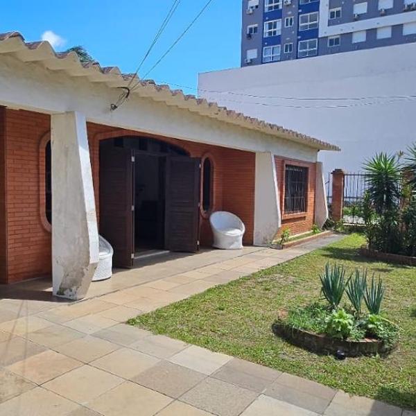 Casa a duas quadras do mar próxima ao centro
