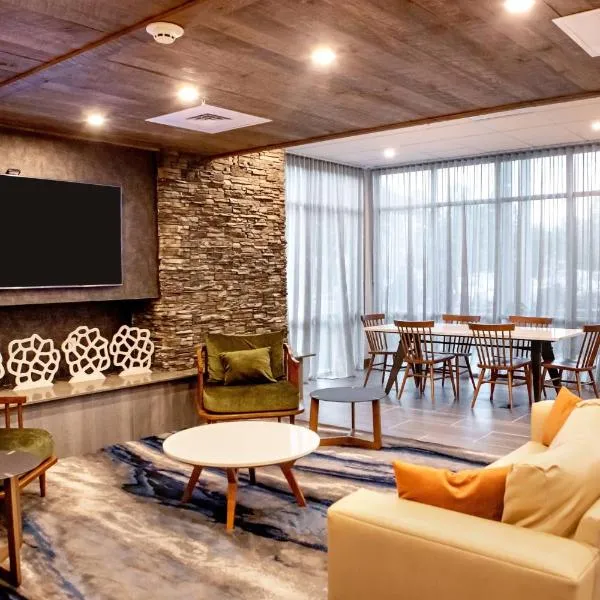 Fairfield Inn & Suites by Marriott Richmond Airport、サンドストンのホテル
