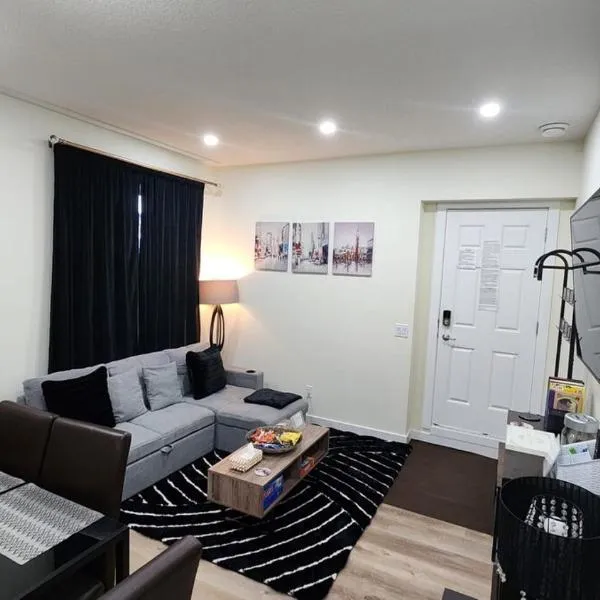 Charming Oasis Tranquil Suite 8 min Airport, AC, hotel v destinaci Calgary