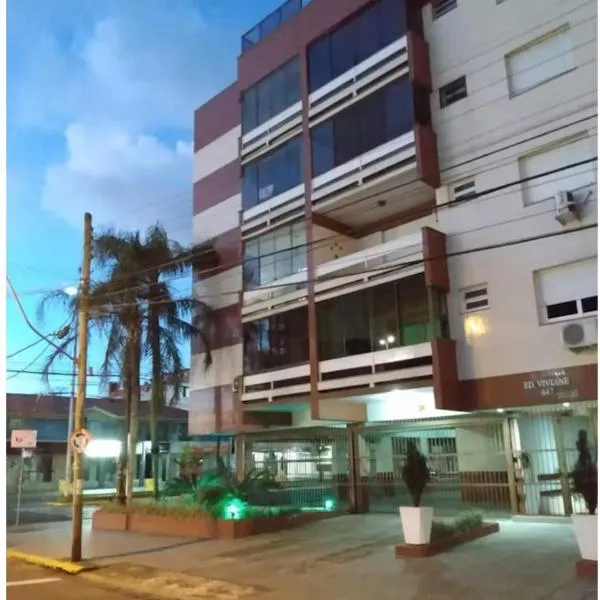 Aconchegante apartamento 2 dormitórios no centro com vaga, hôtel à Capão da Canoa