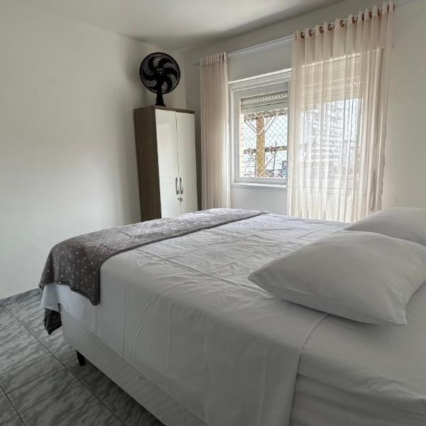 Aconchegante apartamento 2 dormitórios no centro com vaga - Foto 2