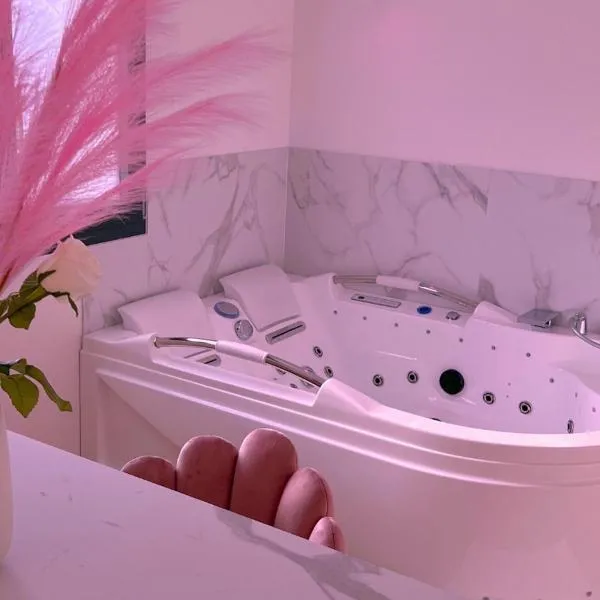 Pink Room by Loveroomeo, hotel v destinaci Pontarlier