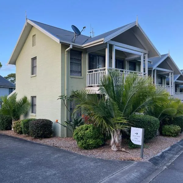 Raffertys Resort Lakeside Terrace Plus 5 Star, ξενοδοχείο σε Cams Wharf