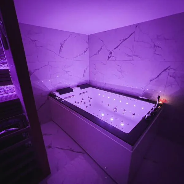 Suite KING Size SAUNA JACUZZI, hotel v destinaci Lisieux