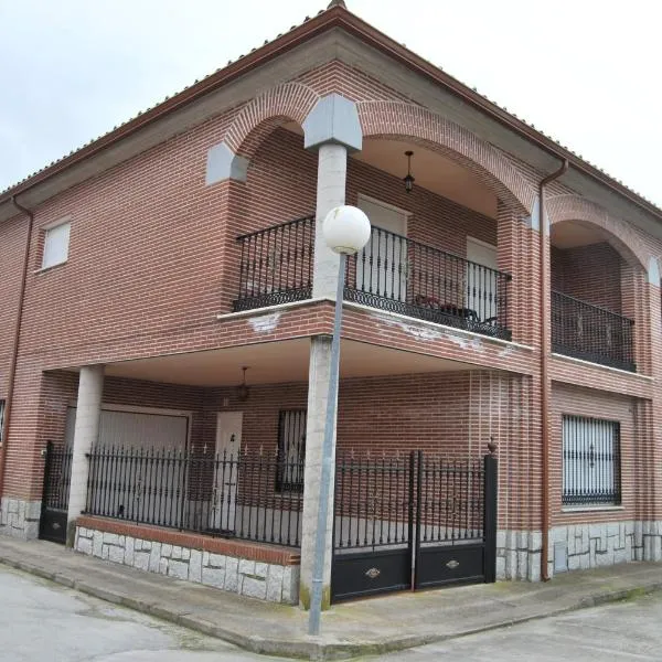 Casa Rural La Malena, hotel in Serranillos Playa